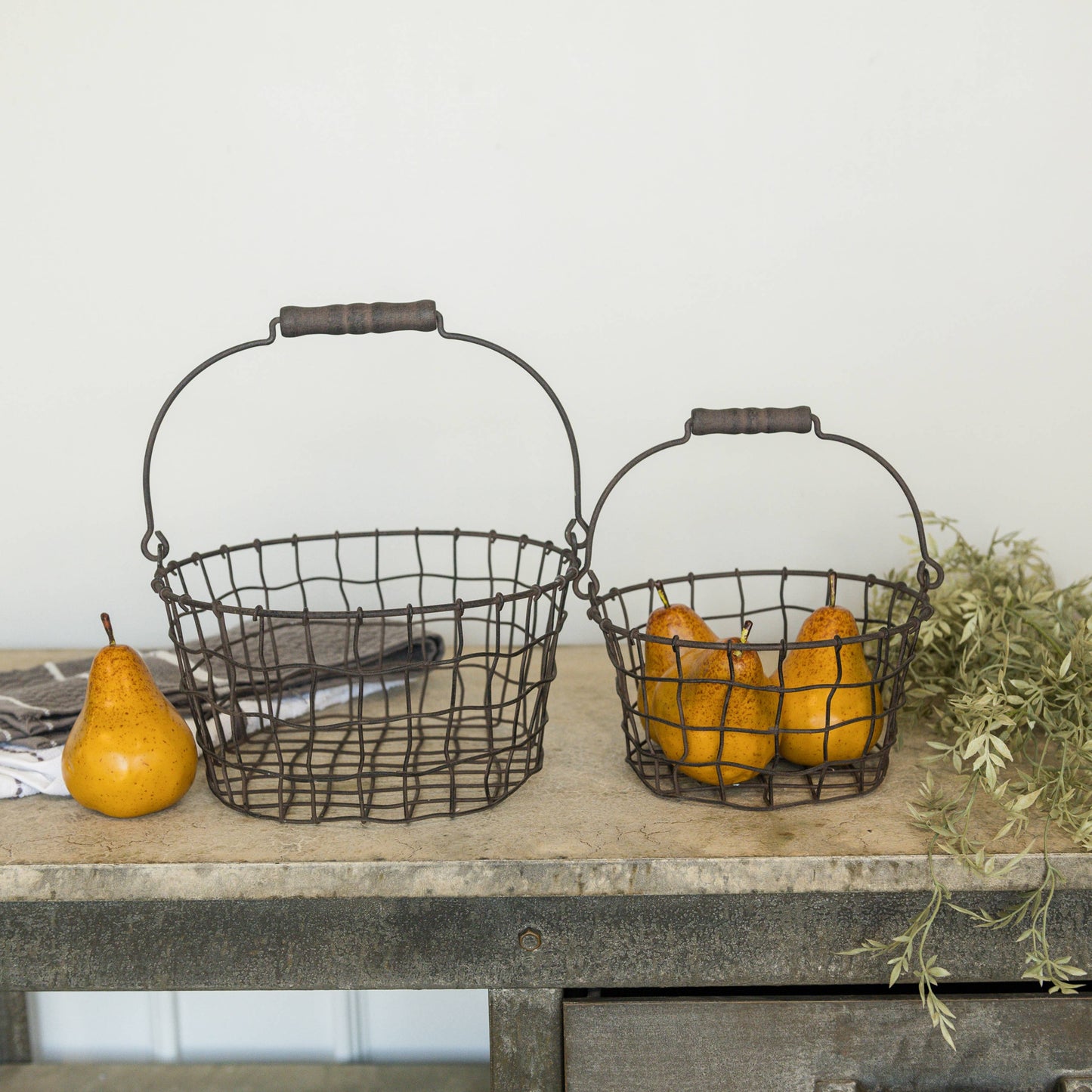 Set of 2 Wire Baskets With Handles